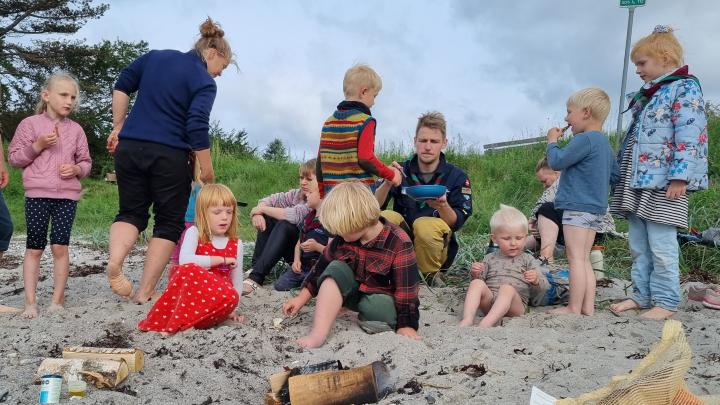 Her er vi på stranden i forbindelse med vores forløb "fra jord til bord"."