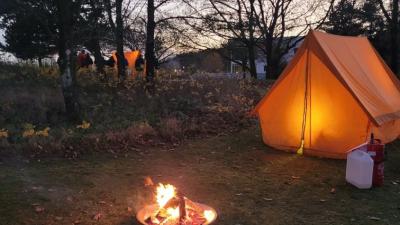 spejdertelt, men bålsted foran. 